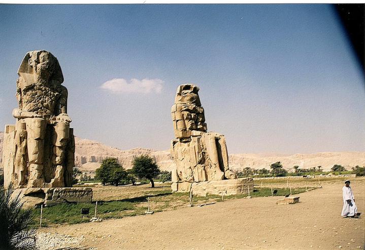 Colosses de Memnon en direction de la Vallée des Rois, Egypte
Mots-clés: Egypte