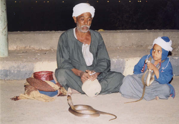 Le vieil homme et l'enfant près du Temple de Kom Ombo
Mots-clés: Egypte