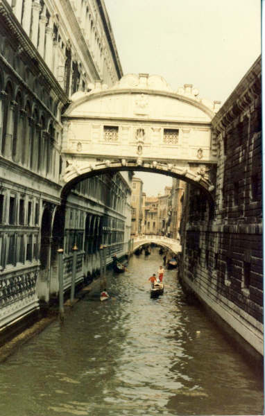 Le pont des soupirs
Casanova y a  poussé son dernier avant d'être emprisonné puisque c'était le passage obligé pour aller dans les cellules
