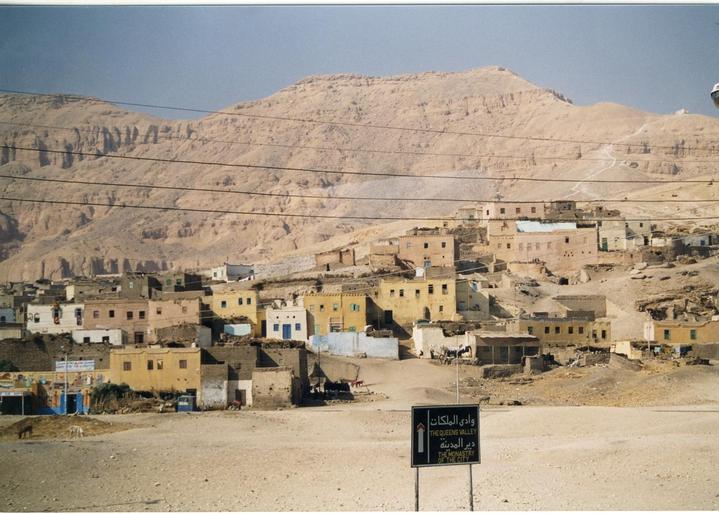 Le village des "voleurs" en direction de la vallée des Rois, Egypte
Mots-clés: Egypte