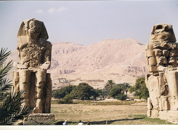 Les Colosses de Memnon, XIVÂ°siècle AV-JC
Mots-clés: Egypte
