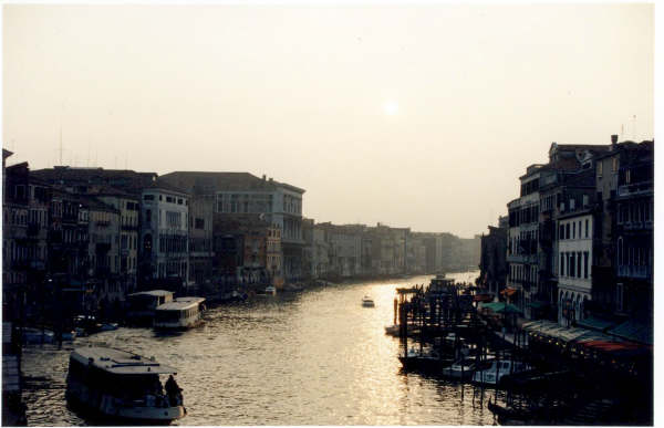 Venise va se perdre dans les bras de la nuit
