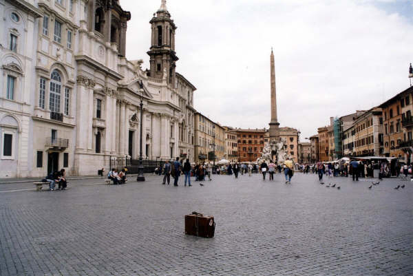 Valise sur la place Navona
