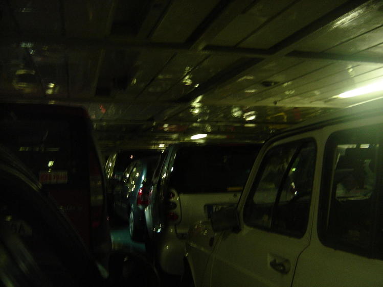 Dans le Ferry
Nous sommes ici dans le ferry !!
Et oui fait tout noir là où y a les voitures !! Alors c'est mieux de rester sur le pont !!
Comme ça si vous voulez dégueuler vous pouvez le faire au toilette ou dans la mer lol !!

