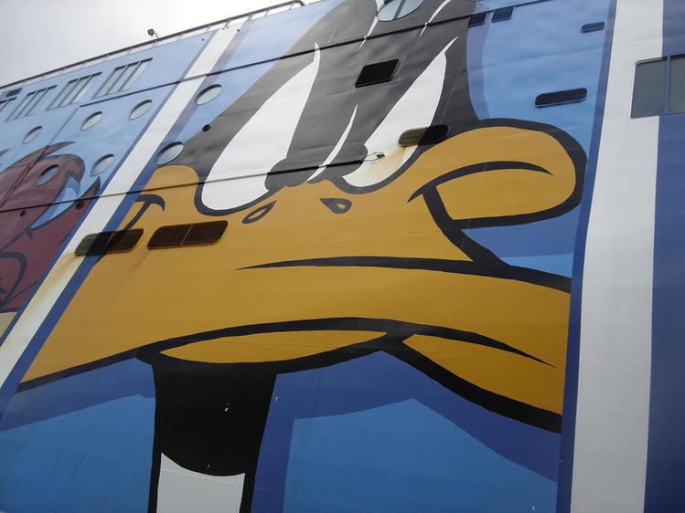 Ferry Donald
Donc là, c'est Donald, en fait pour vous expliquez la photo, ce Donald se trouve sur le côté du Ferry !! Et oui y a des ferry Toons lol !!! 
ps: vous pouvez même voir un peu Taz sur la gauche !!
