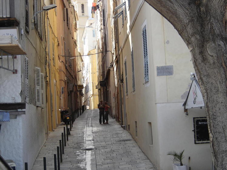 Les ruelles de Corse
Comme vous pouvez le voir les ruelles de Corse sont très étroites lool !!
