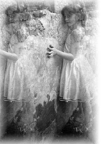 Déborah contre le mur
