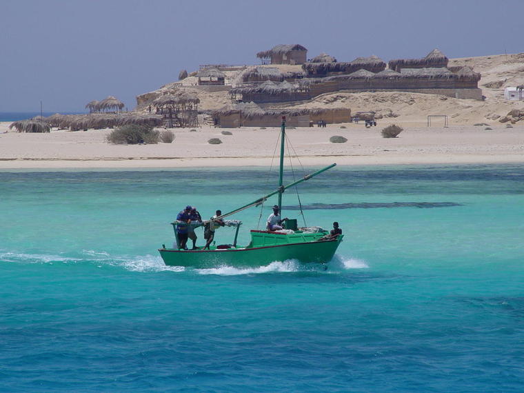 Petit bateau de pêche au paradis du poisson, Sénégal
