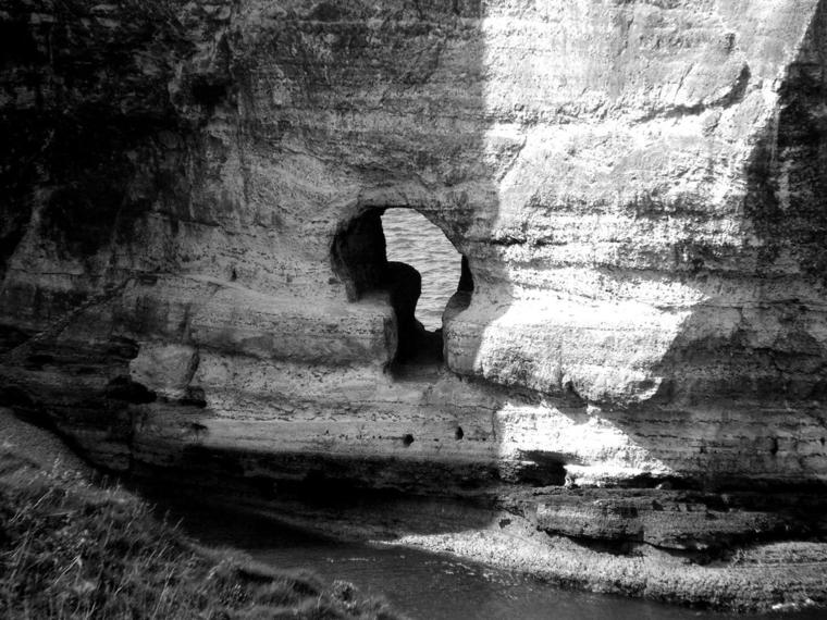 Un point c'est tout
un joli point d'interrogation 

la nature se poserai t elle des questions ?


Mots-clés: Etretat France