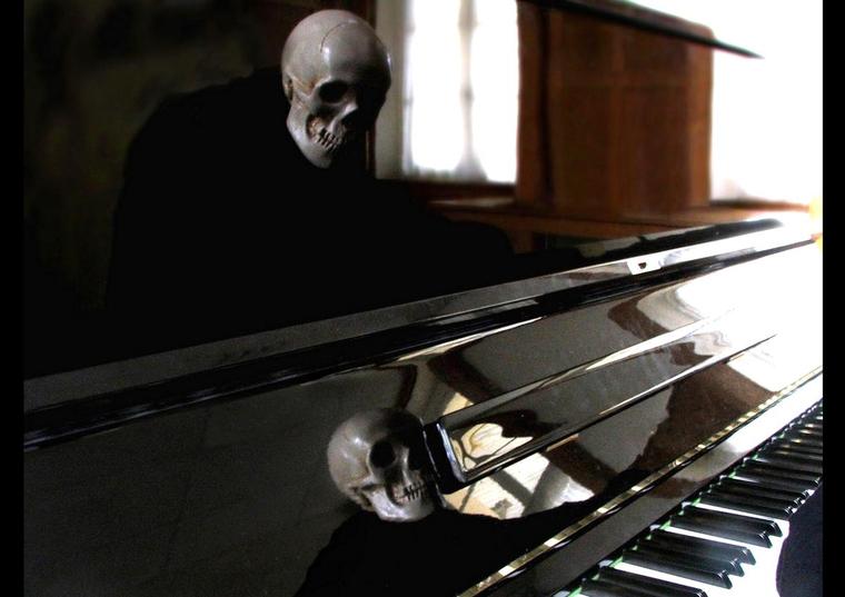 essai sur les Vanités
un pianiste un peu macabre
une musique silencieuse
le temps passe à toute allure
mais celui là restera figé à jamais
Mots-clés: musique temps Vanités
