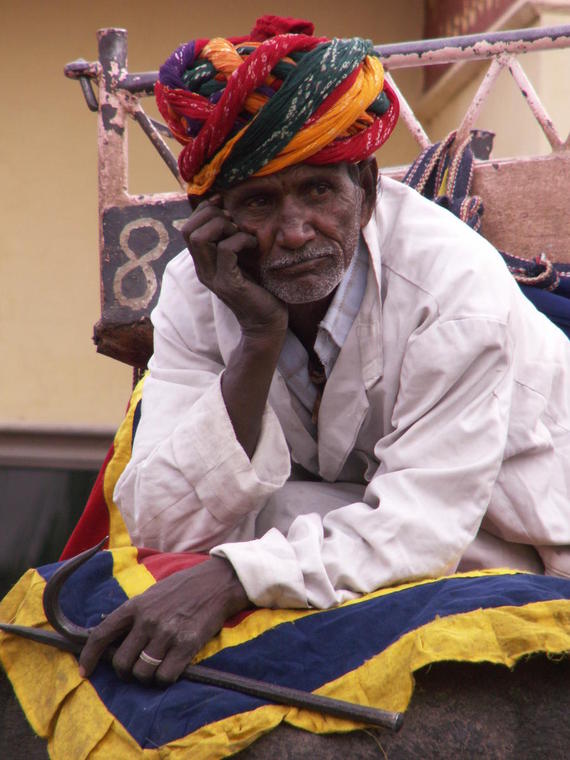 Le repos du cornac avant la visite du Fort Amber - Inde
Mots-clés: cornac conducteur éléphant Inde