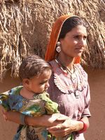 Jeune mère de famille dans un village du désert du Thar - Inde
Mots-clés: maman bébé désert Thar Inde
