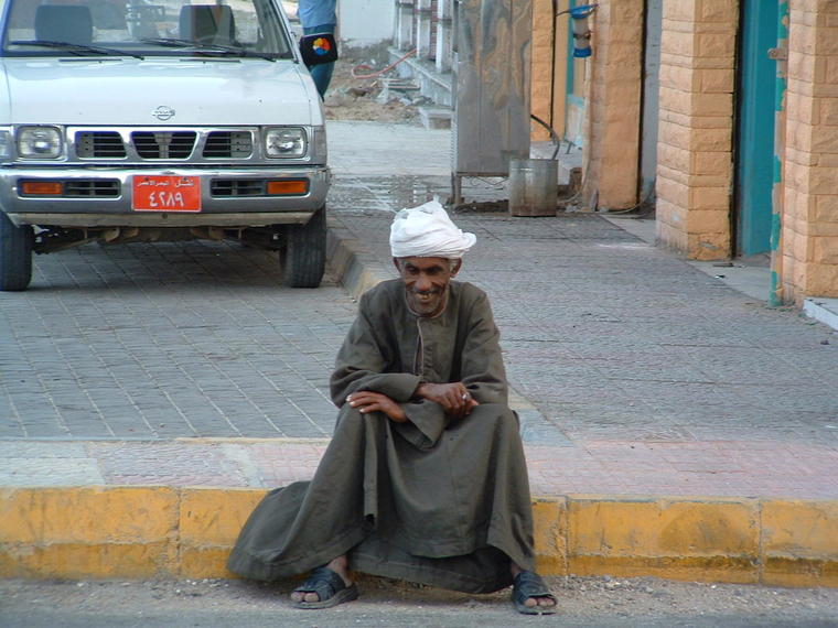 Le bonheur d'être tout simplement... Aswan
Un sourire sur les trottoirs d'Assouan
Mots-clés: Egypte Aswan Assouan