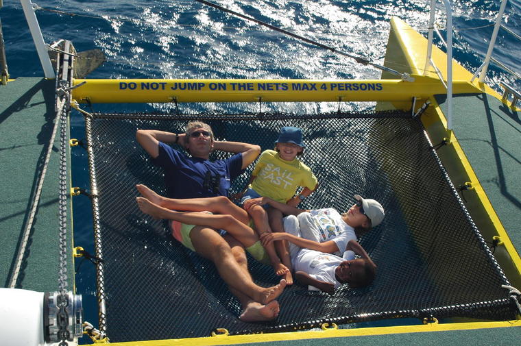 a nap in the net - Australia 2004
Wolrd tour wiith the family 2004 - we are taking a nap, kids and daddy - Airlie Beach - Australia
Mots-clés: world tour family travel Australia