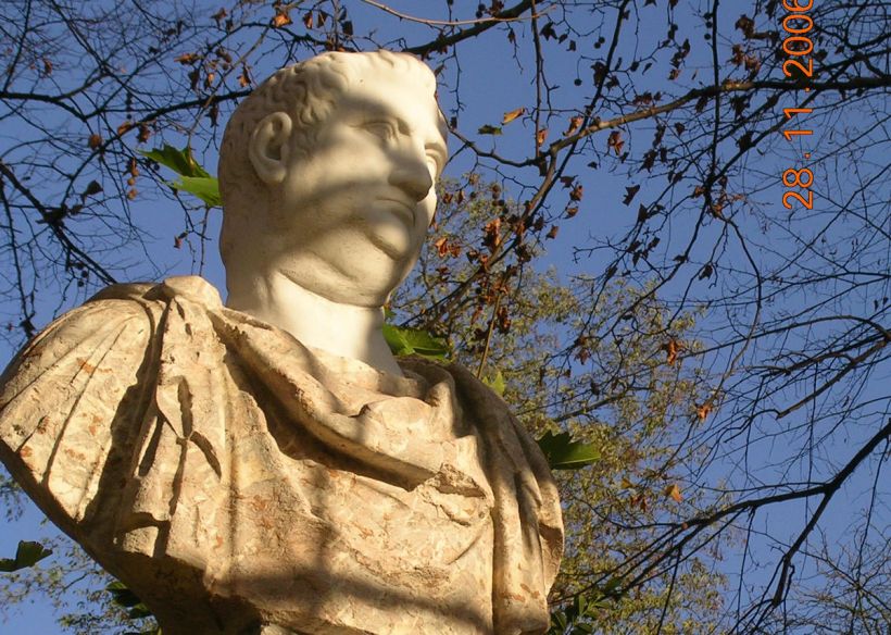 Parc de Bruxelles en novembre
Le Parc de Bruxelles est un exemple remarquable d'espace public créé à la fin du XVIIIe siècle sous le régime autrichien. Il est, commme il était de mise à l'époque, garni d'"antiques". Les plantations ont été récemment entièrement restaurées à l'identique. Au moment de la prise de vue, l'automne était particulièrement doux ...
Mots-clés: Bruxelles parc statue buste xviii plantations