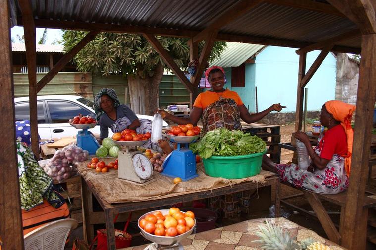 Etal de fruits dans village
Sur le bord de la route, à la traversée des villages, on y voit des "Bouénies" qui vendent des fruits et légumes.
Toujours très coloré.
Mots-clés: mayotte fruits