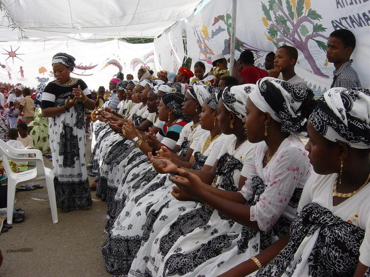 Groupe de femmes mahoraises au débat
Nous avons assisté à un "débat". réunion de femmes de plusieurs villages pour chanter des chants religieux.
