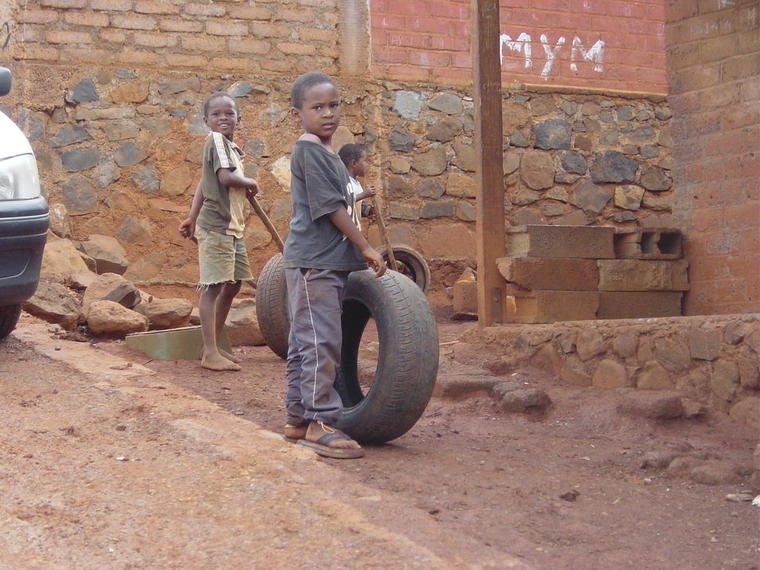 Enfants mahorais jouant aux pneus
Au mois juillet se déroule la course de pneu. C'est un des jeux favori des enfants.
