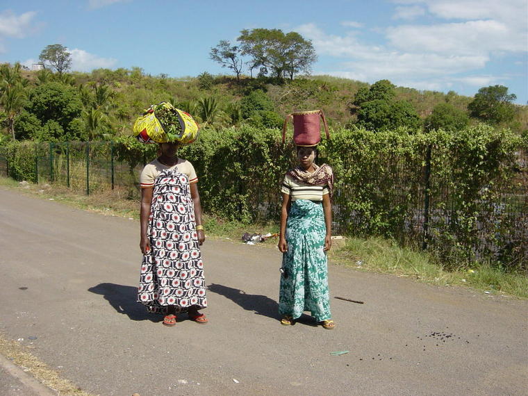 Femmes mahoraises sur la route
