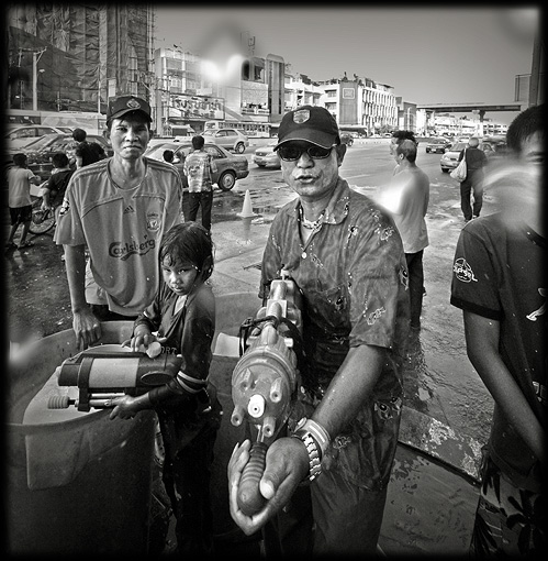 Pendant les fêtes dependant les fêtes de Songkran Bangkok, Thailande
Dans une rue de Bangkok pendant les fêtes de Songkran (2008)
Mots-clés: Bangkok songkran