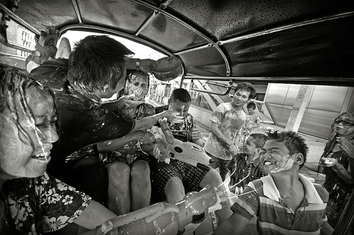 Assaut d'un Tuk tuk Songkran - Bangkok, Thailande
Assaut d'un Tuk tuk à Bangkok pendant les fêtes de Songkran
Mots-clés: Bangkok