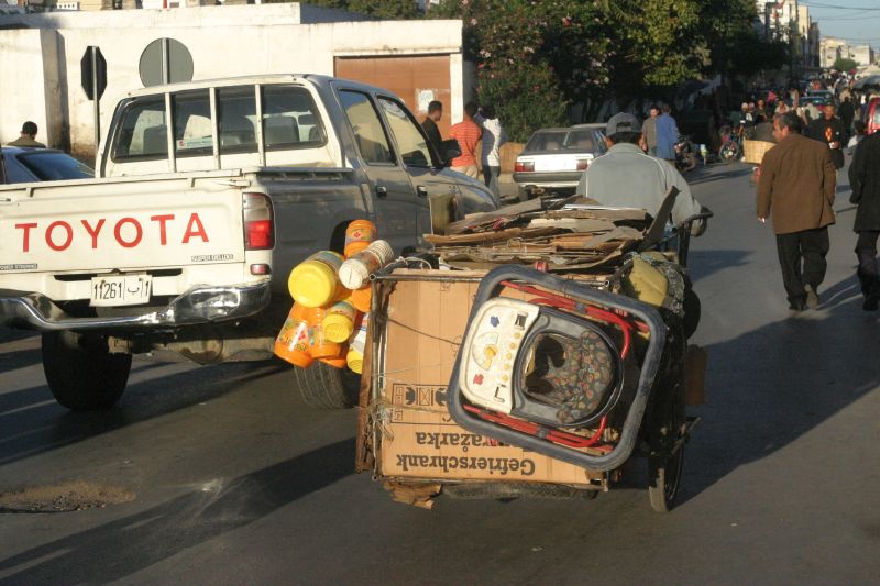 Mikhal_Rabat_Maroc
à la recherche de matières àrevendre, dans les poubelles et parmi les déchets des autres
Mots-clés: Maroc Rabat