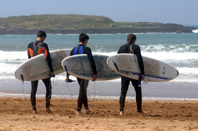 Le trio surf Maroc
Au Maroc et  dans ses plages, on peut nager, surfer toute l'année.
Mots-clés: plage Maroc Surf