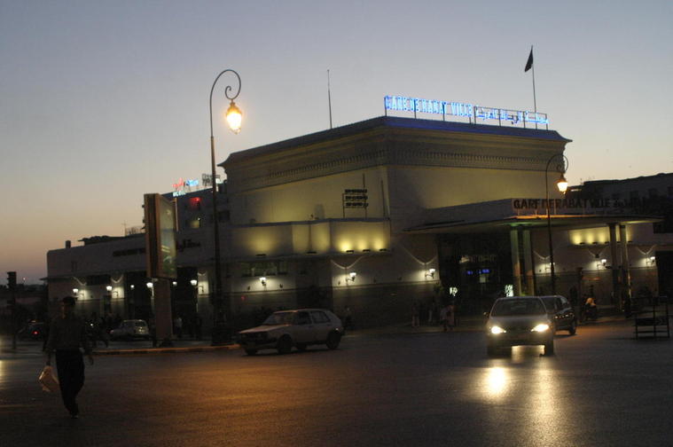 GareRabat_ville
La nuit devant la gare de Rabat ville aprés le départ des chômeurs en gréve et les forces d'ordre qui les battent.
Mots-clés: Gare Rabat Ville