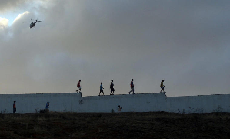 Tayara
Le mur qui ne sépare rien malgré l'armé qui survole le ciel. On dirait que c'est en palistine c'est juste à Rabat
Mots-clés: Rabat enfants avion