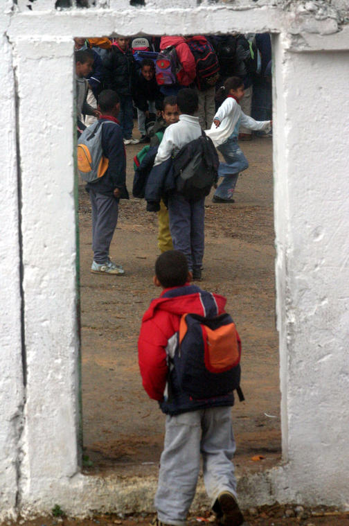 Mon école, enfant en retard
à la compagne des enfants traversent des kilométres pour atteindre l'école, souvent ils arrivent en retard..
Mots-clés: Maroc