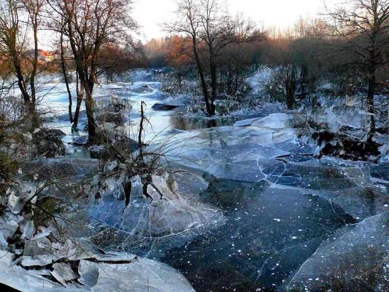 Les marais de Saône Doubs
les marais de Saône (25)
Mots-clés: nature photo abstrait insolite curiosité eau reflet hiver glace