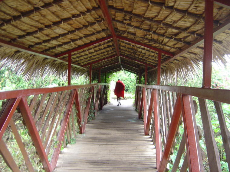 Masai sur le pont - Kenya
