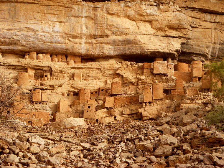 Habitat dans la falaise chez les Dogons
