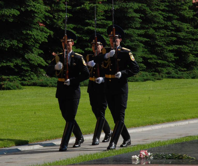 RELEVE DE LA GARDE AU KREMLIN DE MOSCOU
Toutes les heures de la journée, 3 gardes sont relevés au pas de l'oie par des soldats venus d'un bâtiment une cinquantaine de mètres plus loin. La cérémonie se déroule au pied de l'enceinte du Kremlin devant la flamme du soldat inconnu
Mots-clés: Kremlin Russie soldat cérémonie armée militaire voyage
