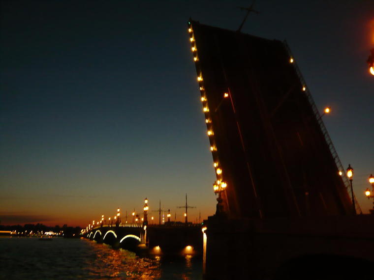Saint Petersbourg pont illuminé
