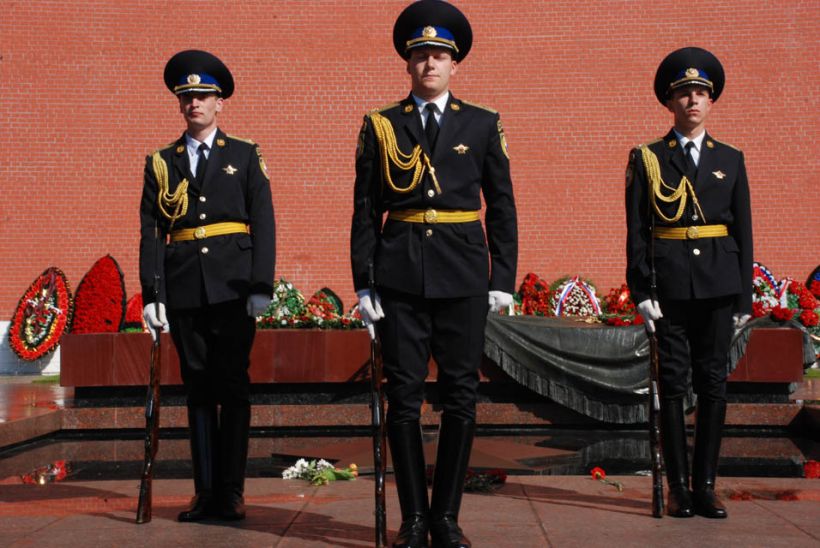 Trio armes au pied Kremlin
Mots-clés: Kremlin Russie soldat cérémonie armée militaire voyage