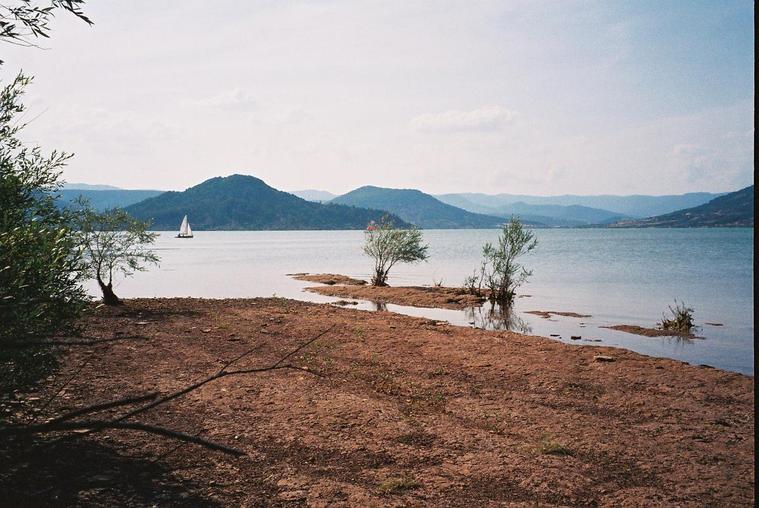 Le voilier sur le Lac du Salagou, Languedoc, France
