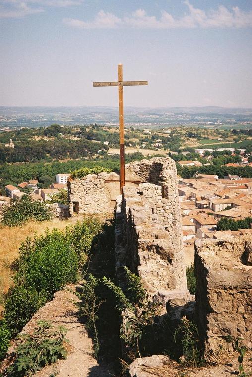 Clermont-l'Hérault, La croix surmontant les ruines du château.
