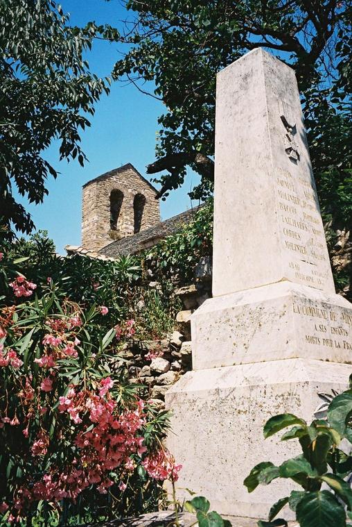 Minerve, monument aux morts et clocher
