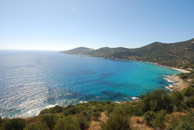 La mer qu'on voit danser le long des golges clairs ..
