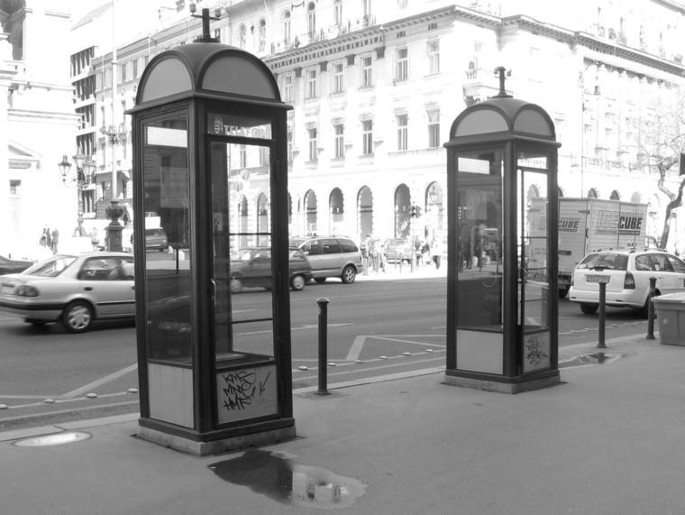 Budapest, cabines téléphoniques dans la rue
En rue...
