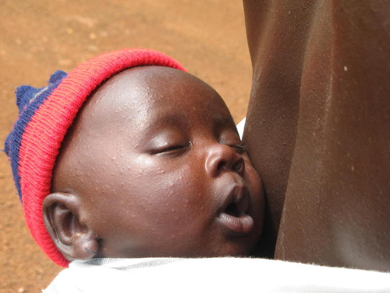 Sénégal, bébé sur le sein de sa mère
Mots-clés: bébé afrique sénégal