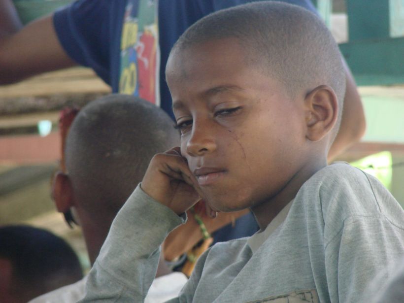 Enfant devant les combats de coqs
