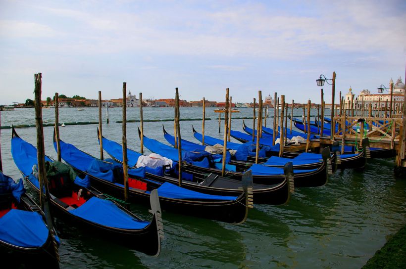 Gondoles au petit jour
Gondoles devant la place St Marc à Venise le matin
Mots-clés: Italie Venise Gondoles Saint-Marc