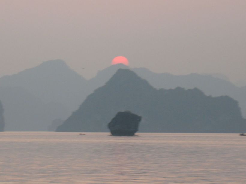 Coucher de soleil sur la baie d'Along, Vietnam
