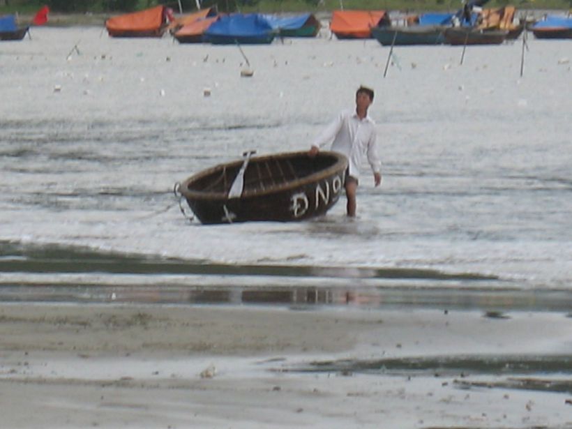 Pêcheur sur la plage à Danang, Vietnam 
Drôle d'embarcation sur la plage de Danang
Mots-clés: Danang Vietnam