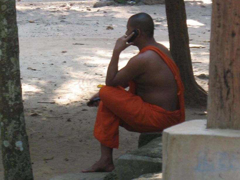 Moine et anachronisme à Angkor, Cambodge 
