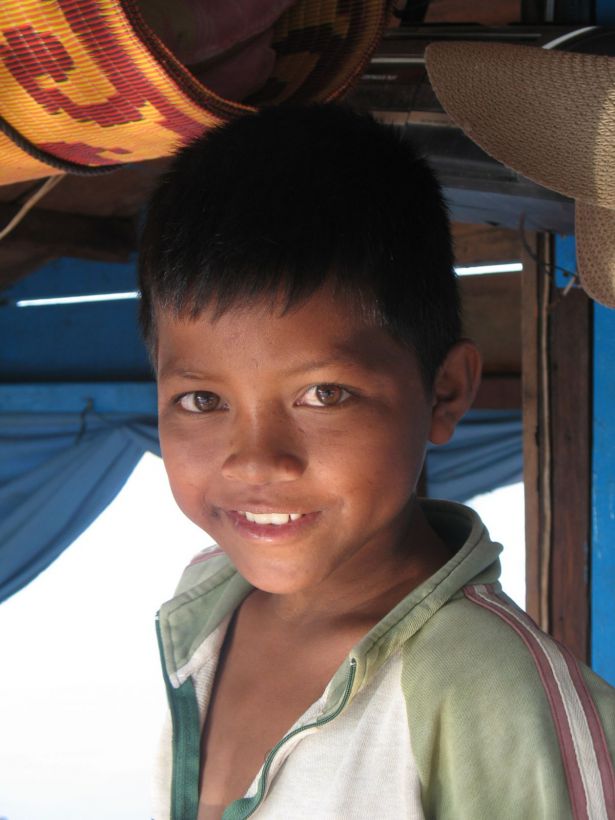 Sourire d'enfant au lac Tonlé au Cambodge
