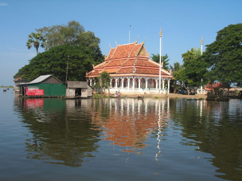 Temple sur le lac Tonlé au Cambodge
