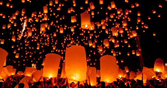 Fête des lumières à Chiang Mai - Thailande
Lanternes de Loy Krathong s'envolant à Chiang Mai
Mots-clés: thailand chiangmai asia